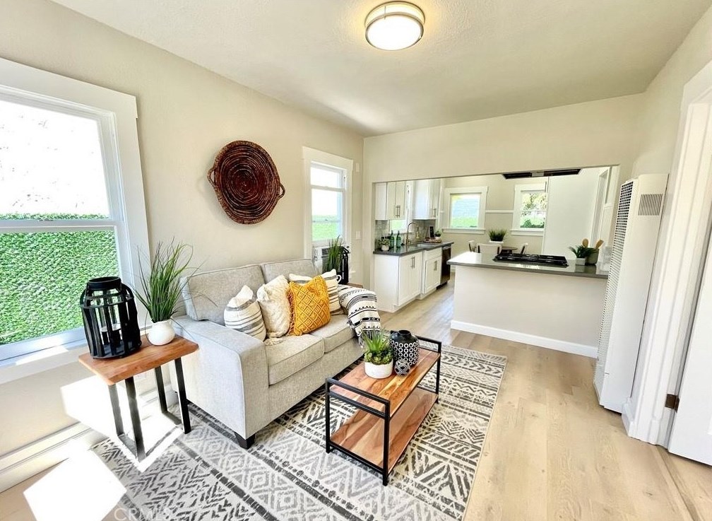 1035 E Brenner Pl, Long Beach, CA 90813