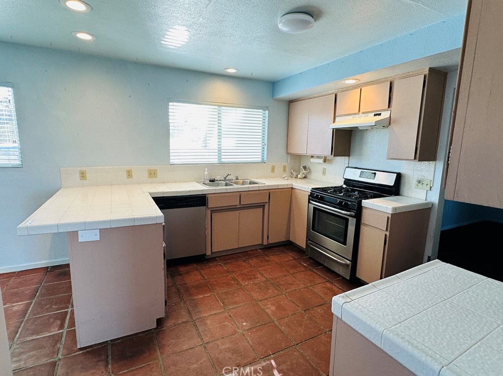 28048 Crestview Rd, Barstow, CA 92311-6565