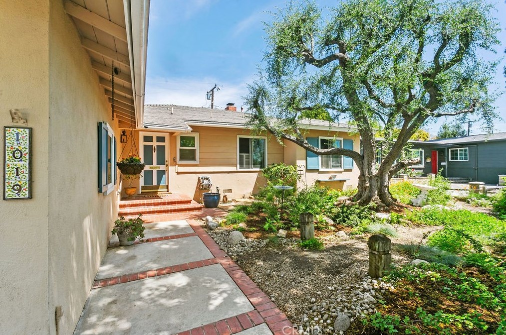 1019 Fairbrook Ln, Santa Ana, CA 92706-1105