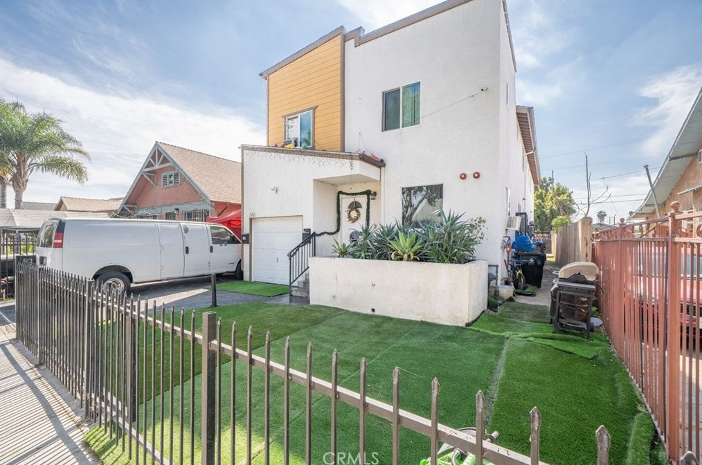 1324 42nd St, Los Angeles, CA 90011-3216
