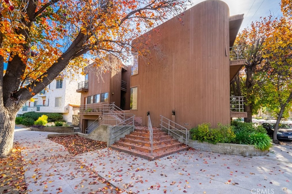 13236 Valleyheart Dr, North Hollywood CA  91604-1856 exterior