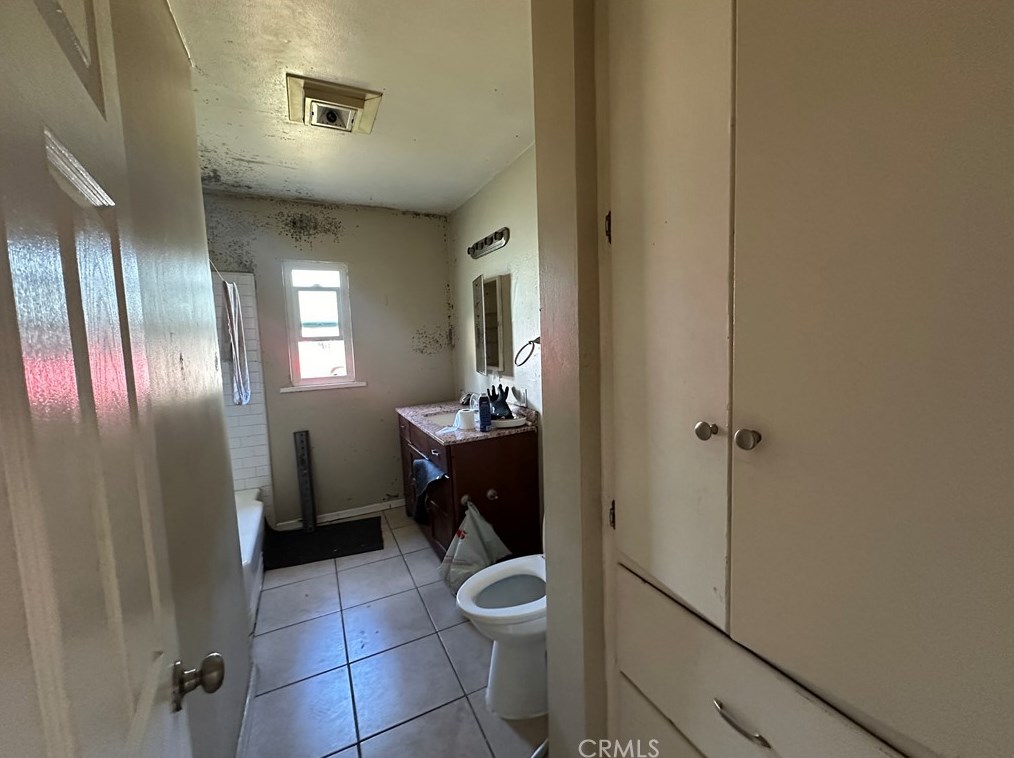 240 Wilart Pl, Pomona CA  91768-1752 exterior