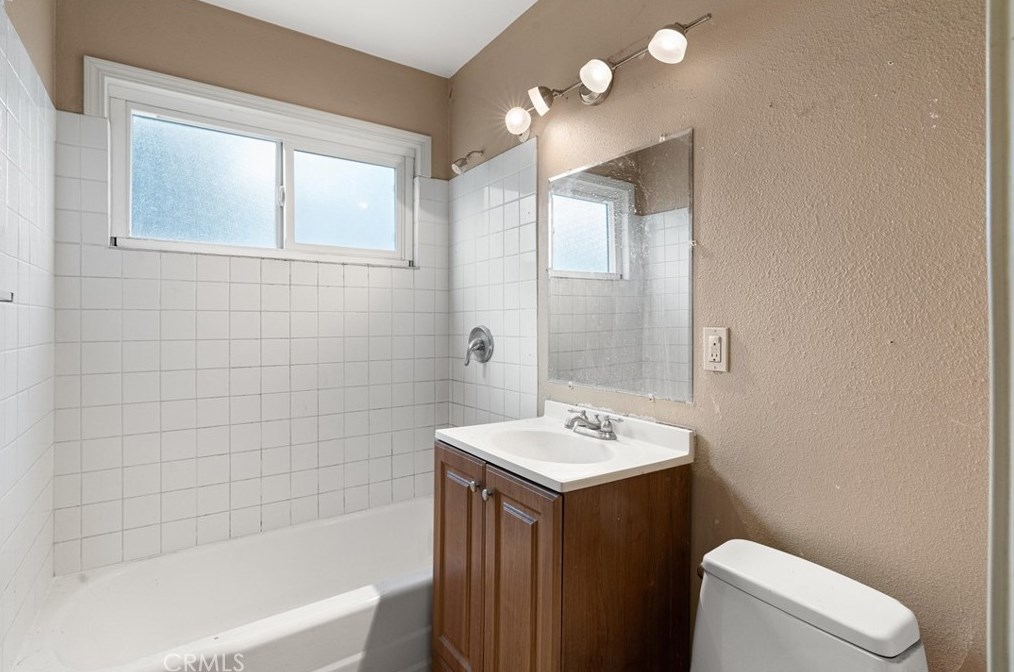 218 Mtn Vw St, Santa Ana CA 92703-4021 exterior