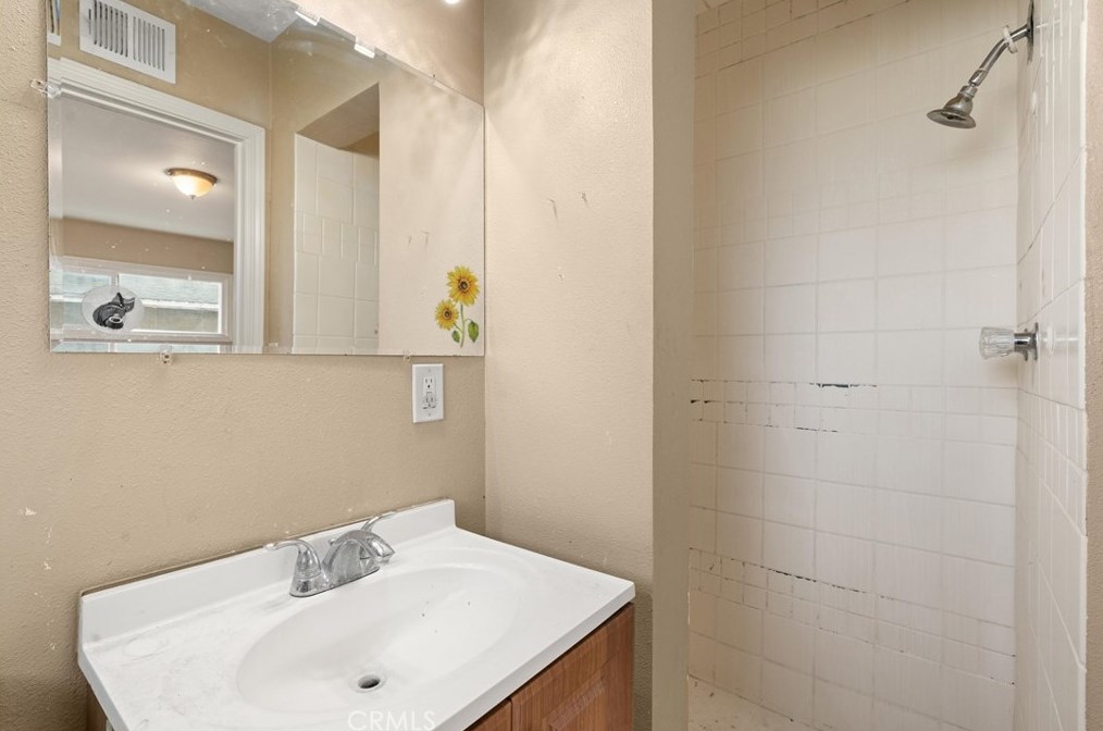 218 Mtn Vw St, Santa Ana CA 92703-4021 exterior