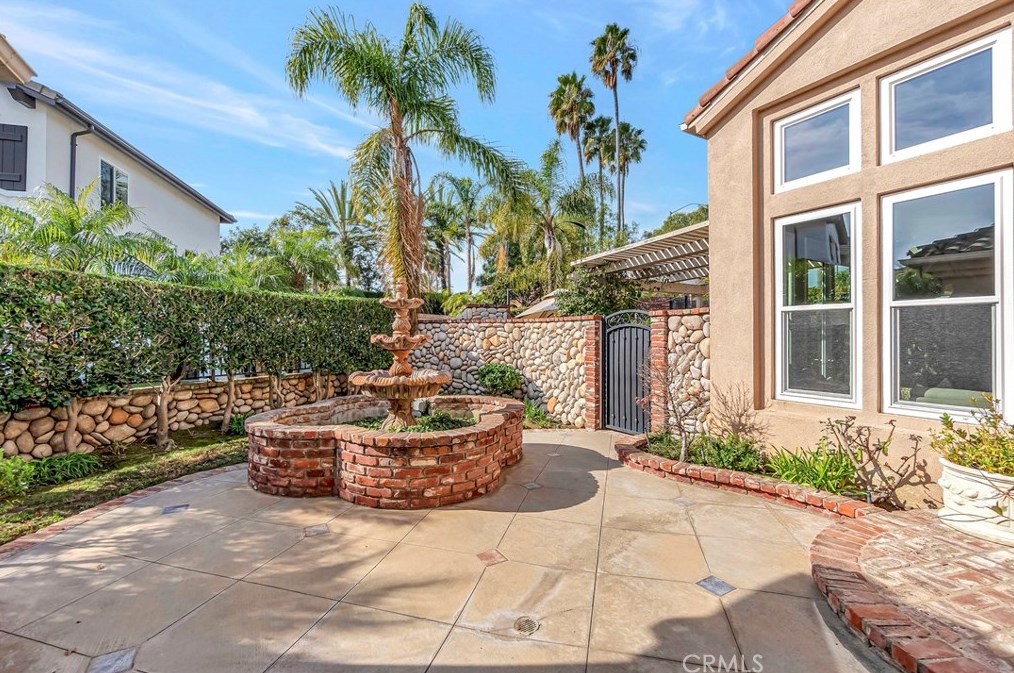 7045 Ashley Dr, Huntington Beach CA  92648-7001 exterior