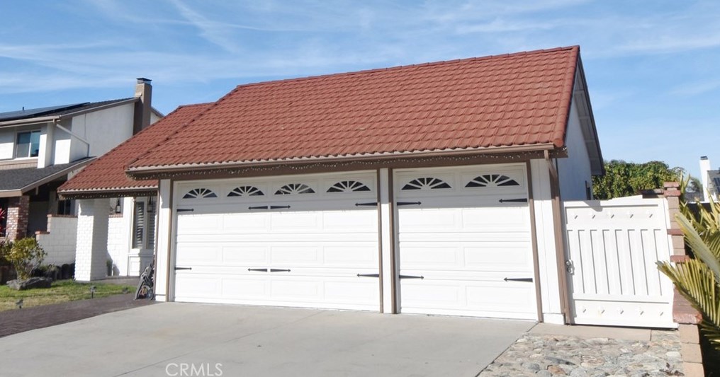 8571 Mossford Dr, Huntington Beach CA  92646-3944 exterior