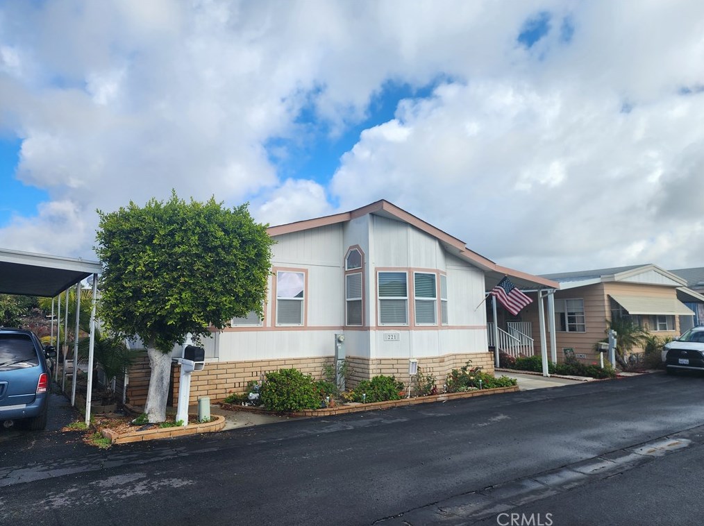 221 Albatross Ln, Santa Ana, CA 92708-5802