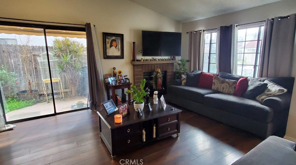193 Mistletoe Dr, Corona, CA 92879-1213