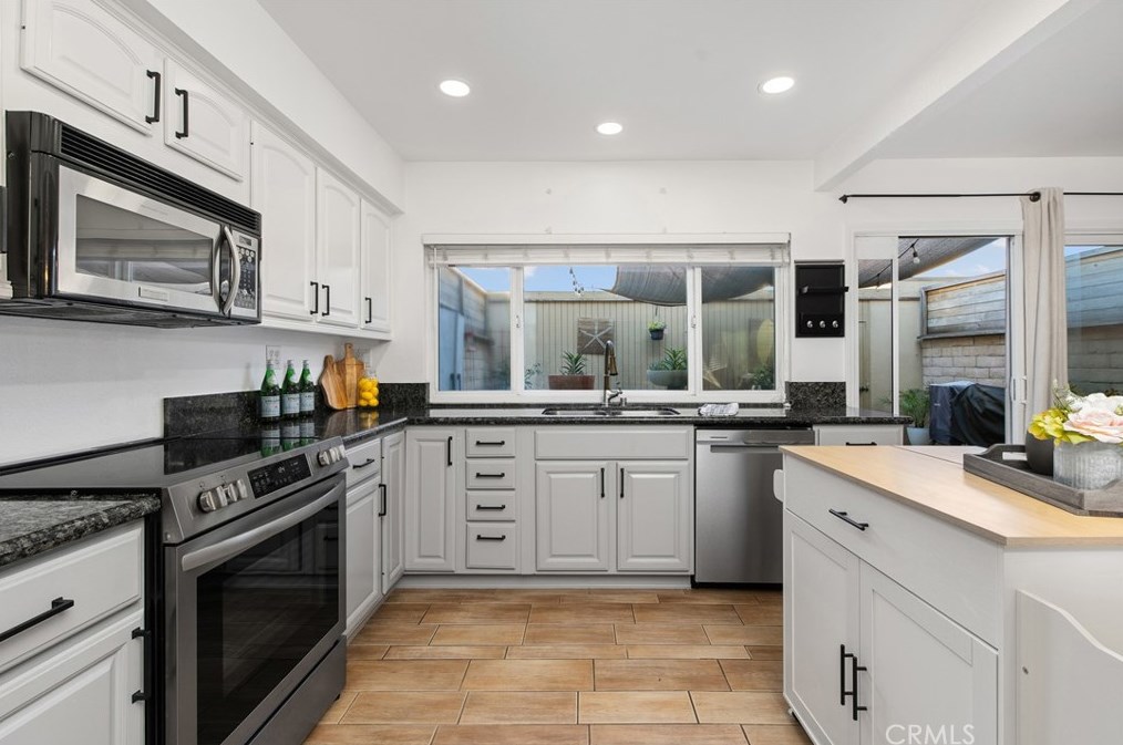 10390 Truckee River Ct, Santa Ana, CA 92708