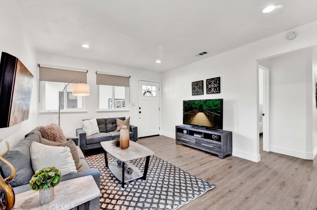557 Rosalind Dr, Orange CA  92869-5107 exterior