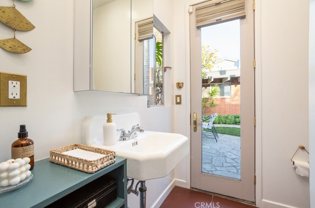 1062 Tehachapi Dr, Long Beach CA  90807-2452 exterior