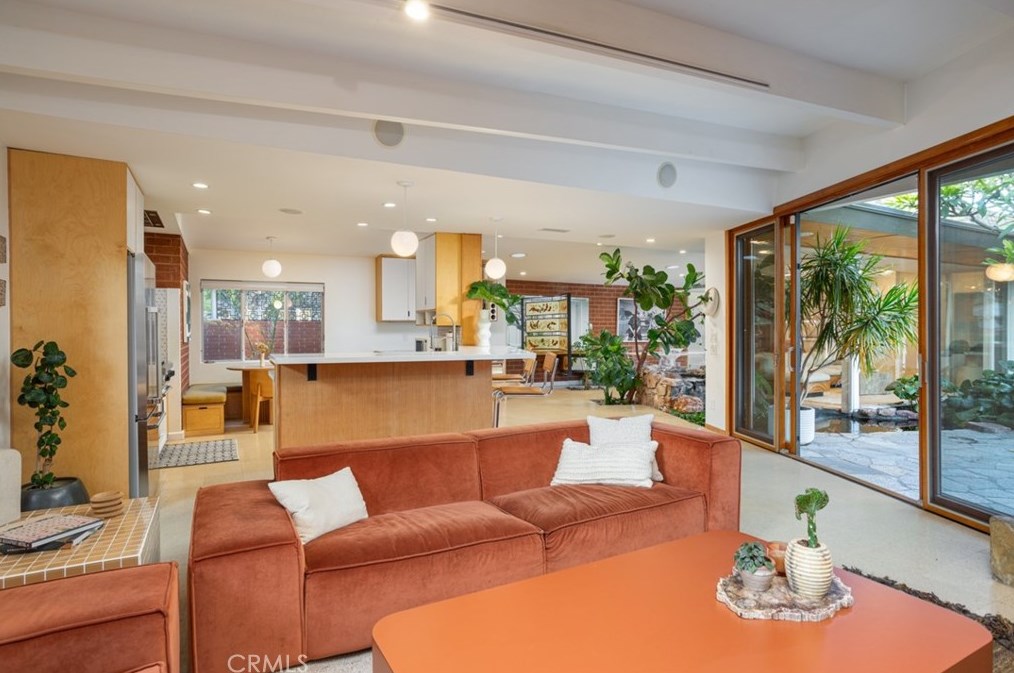 1062 Tehachapi Dr, Long Beach CA  90807-2452 exterior