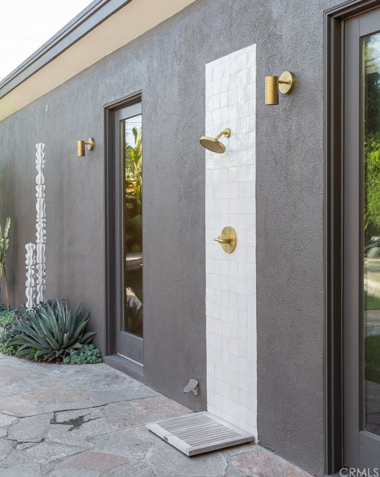 1062 Tehachapi Dr, Long Beach CA  90807-2452 exterior