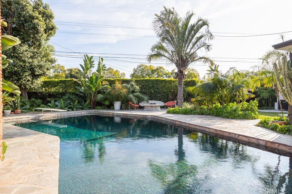 1062 Tehachapi Dr, Long Beach CA  90807-2452 exterior