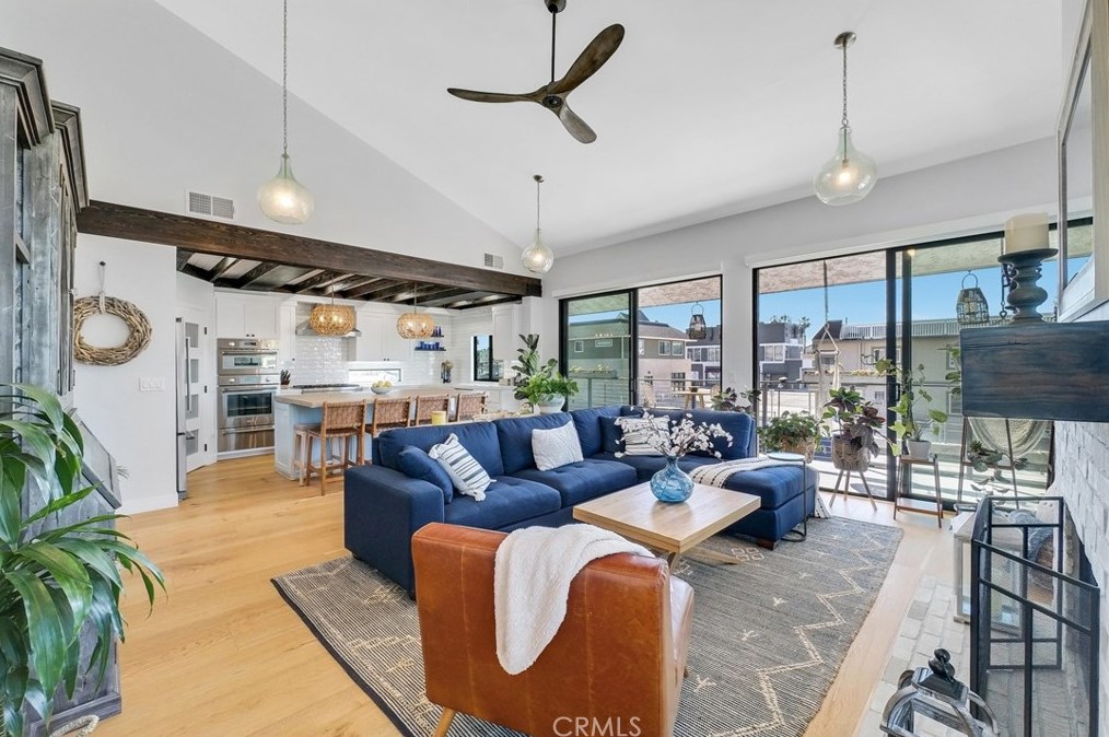 16833 Bayview Dr, Huntington Beach CA  92649-2805 exterior