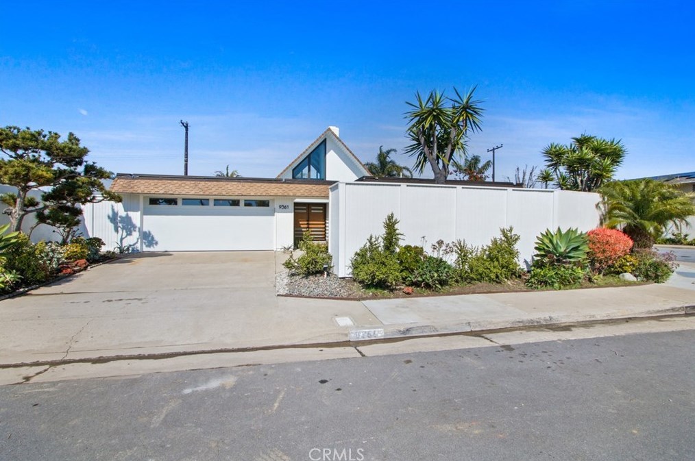 9361 Candlewood Dr, Huntington Beach CA  92646-4725 exterior