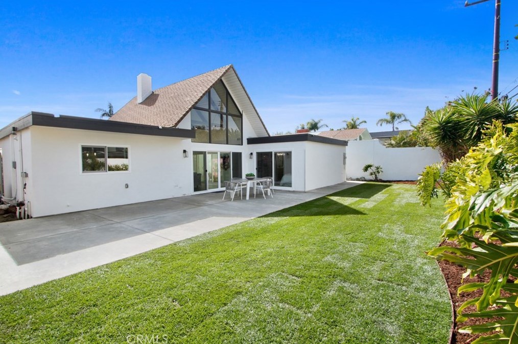 9361 Candlewood Dr, Huntington Beach CA  92646-4725 exterior