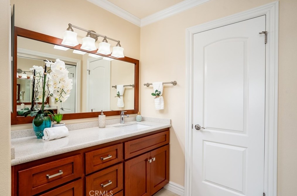 6532 Kilda Cir, Huntington Beach CA  92647-5625 exterior
