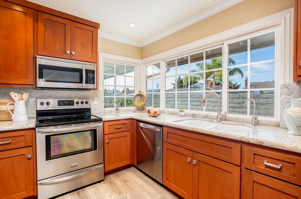 6532 Kilda Cir, Huntington Beach CA  92647-5625 exterior