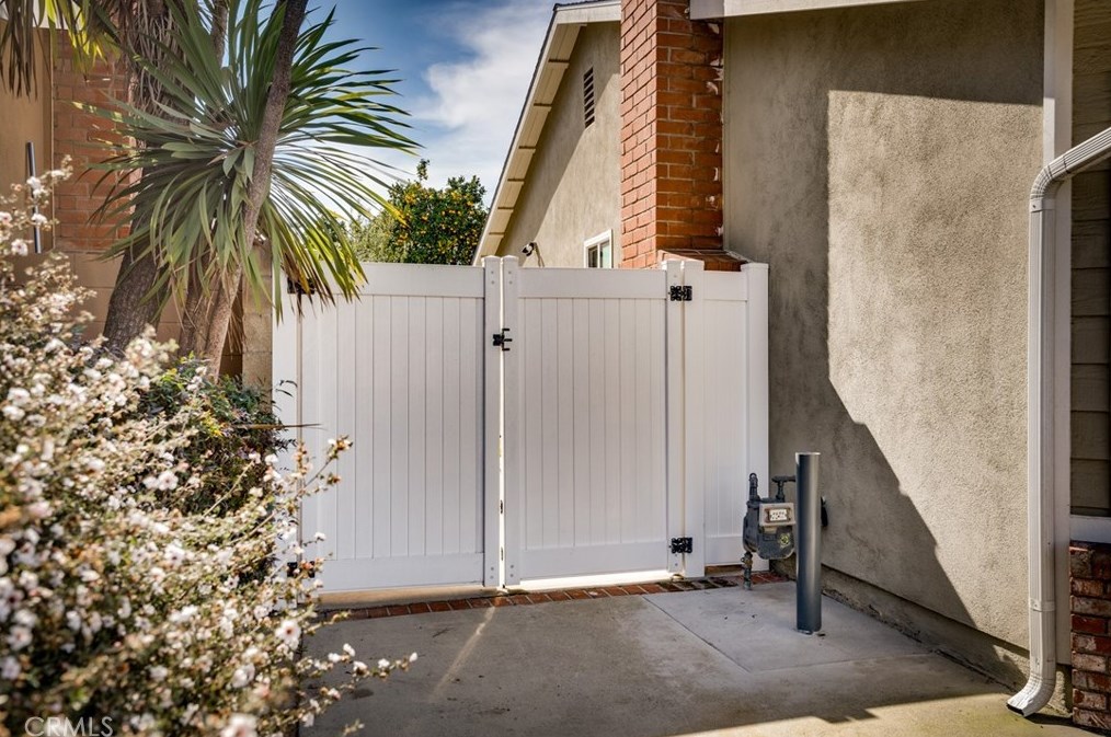 6532 Kilda Cir, Huntington Beach CA  92647-5625 exterior