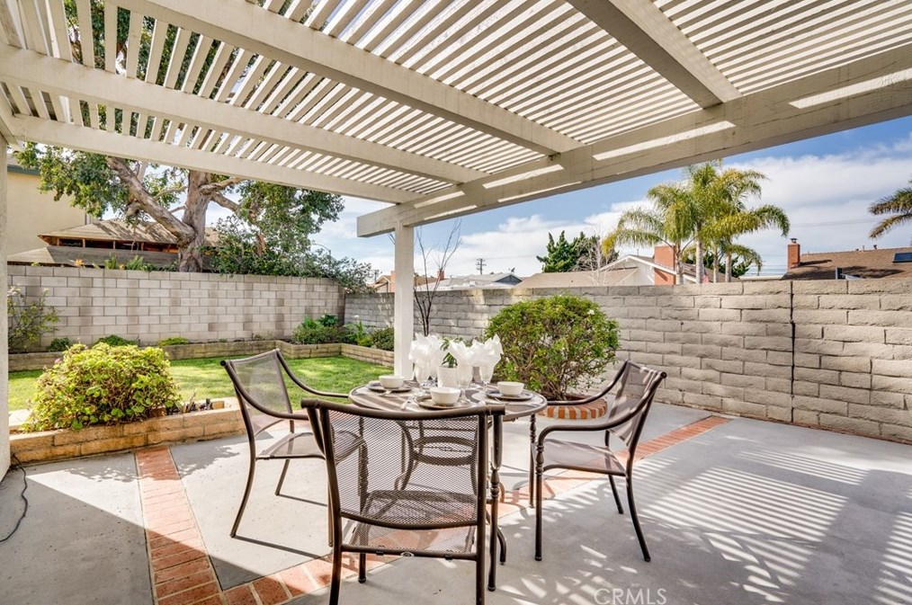 6532 Kilda Cir, Huntington Beach CA  92647-5625 exterior