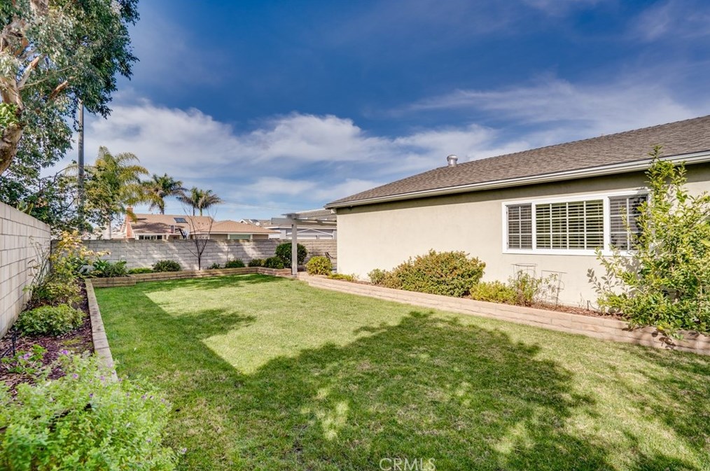6532 Kilda Cir, Huntington Beach CA  92647-5625 exterior