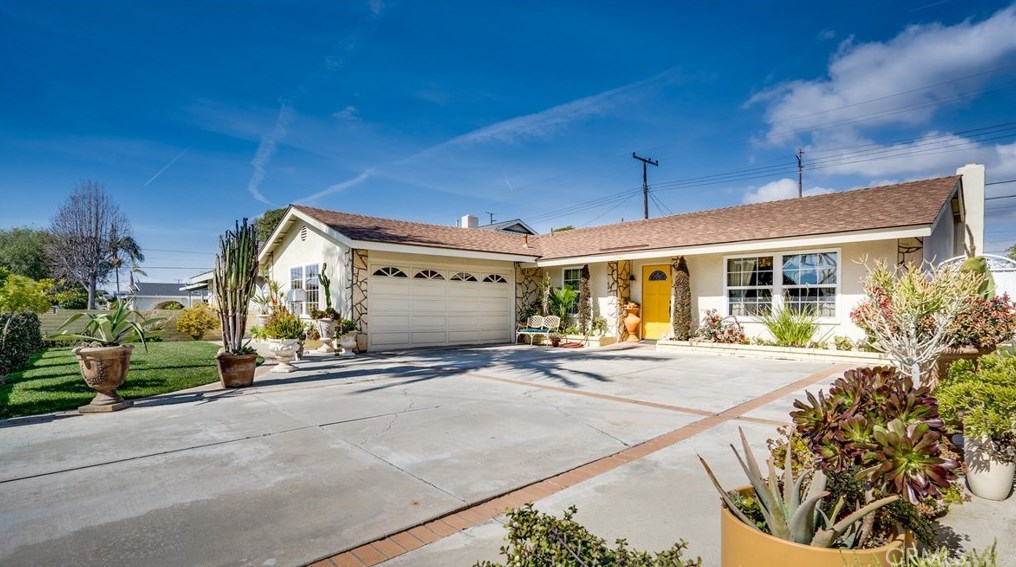 5741 Castle Dr, Huntington Beach, CA 92649-1736