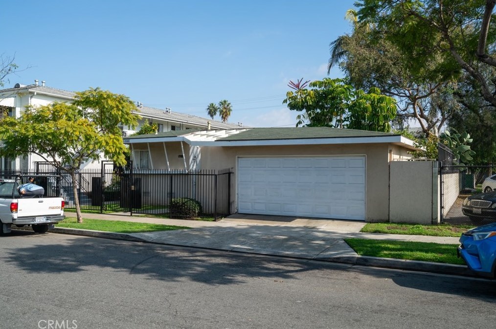1584 Chestnut Ave, Long Beach, CA 90813-1623