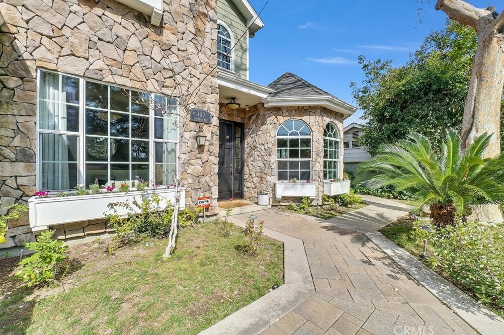 307 San Juan Way, La Canada, CA 91011-2733