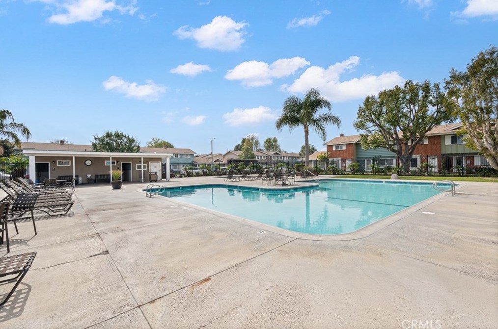 19866 Bushard St, Huntington Beach CA  92646-4027 exterior