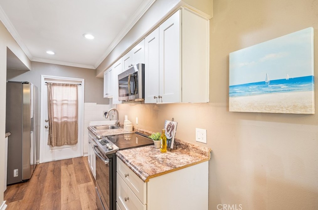 19866 Bushard St, Huntington Beach CA  92646-4027 exterior