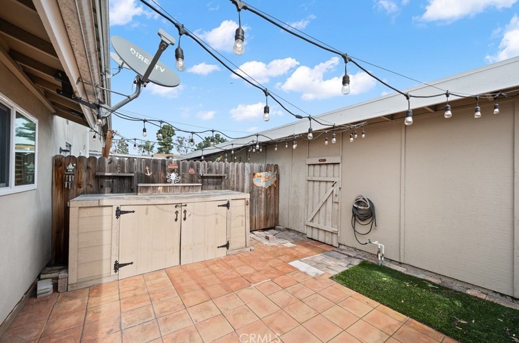 19866 Bushard St, Huntington Beach CA  92646-4027 exterior