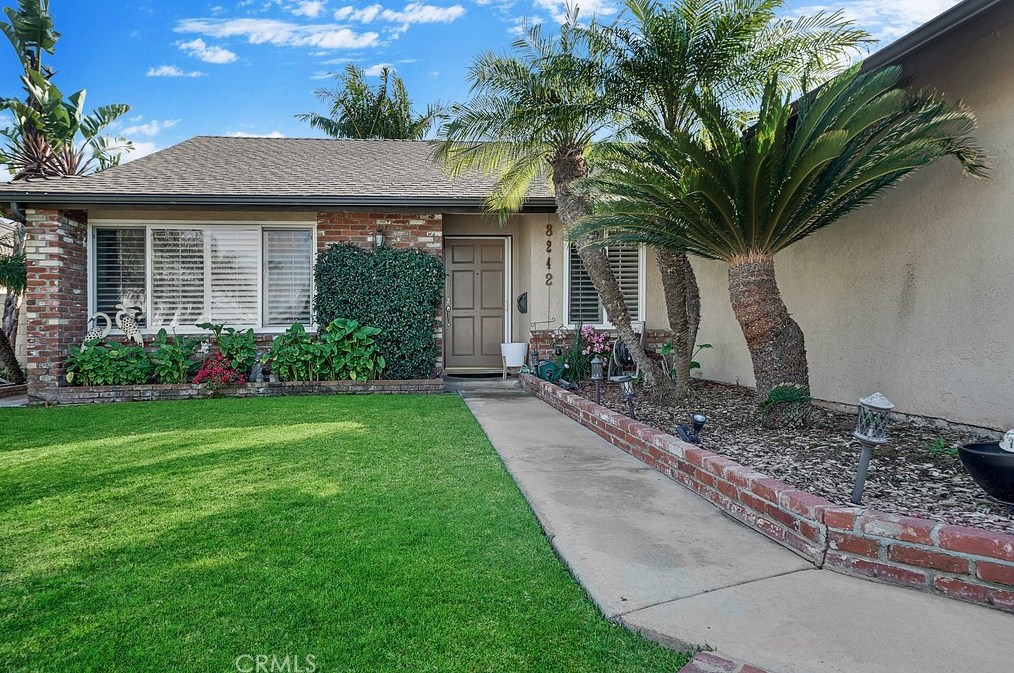 8242 Le Conte Dr, Huntington Beach, CA 92646-1522