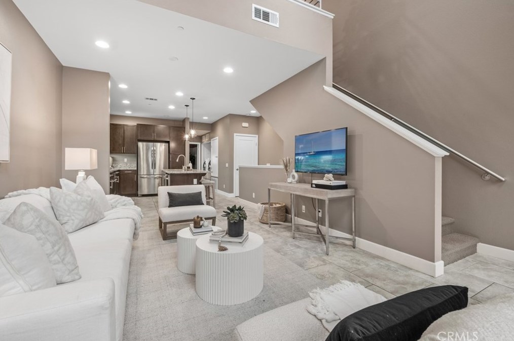 45 Soho, Irvine CA  92612-1083 exterior