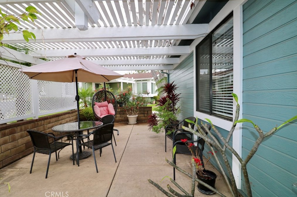 1517 Knoll Lk, Santa Ana CA  92705-6952 exterior