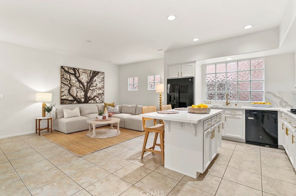 565 Cleveland St, Oceanside, CA 92054-2429