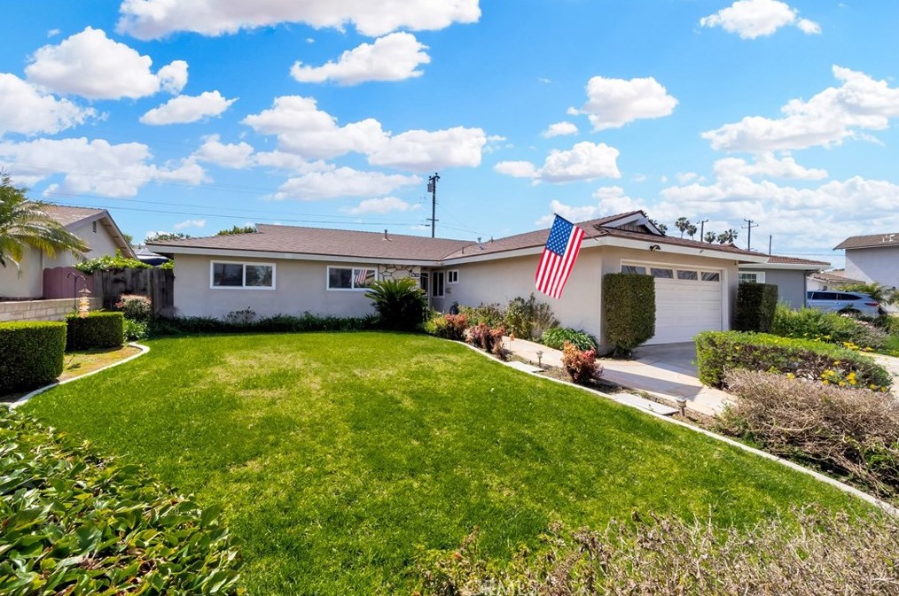 8272 Darsy Dr, Huntington Beach, CA 92647-7032
