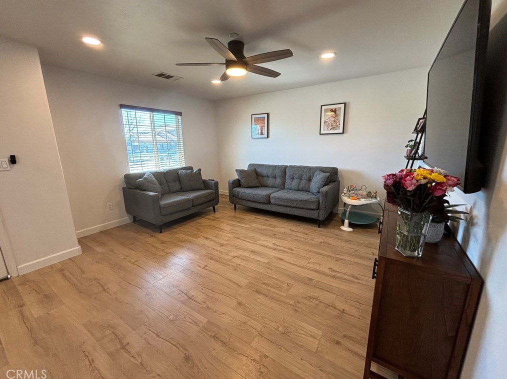 2752 Mondavi Ct, Pond CA  93280-1245 exterior