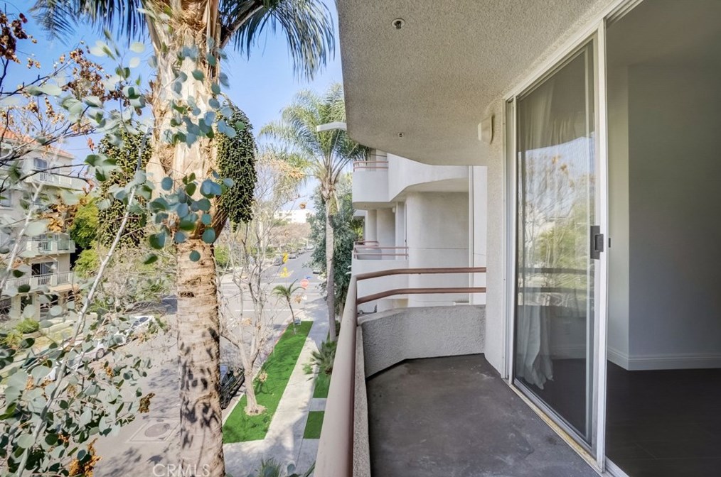 500 Berendo St, Los Angeles CA  90020-5602 exterior