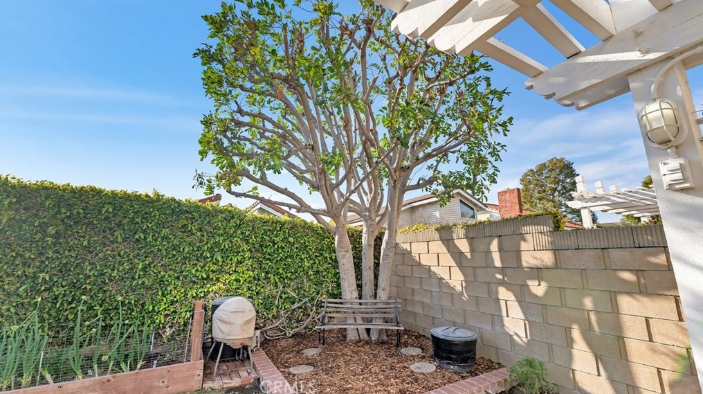 1 Descanso, Irvine CA  92620-1843 exterior