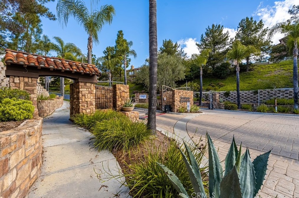 1502 Circulo Brindisi, Chula Vista CA  91915-4132 exterior