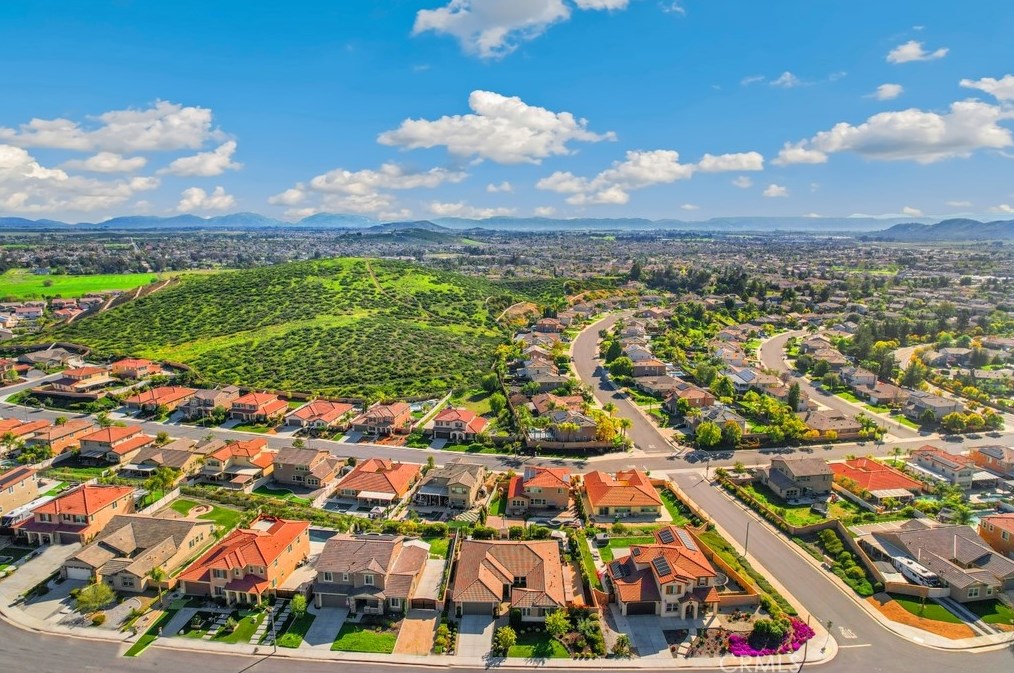 35543 Laurel Tree Ct, Winchester CA  92596-8103 exterior