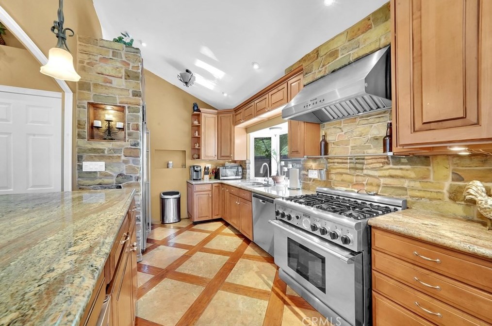 24376 La Hermosa Ave, Laguna Beach CA  92677-2177 exterior