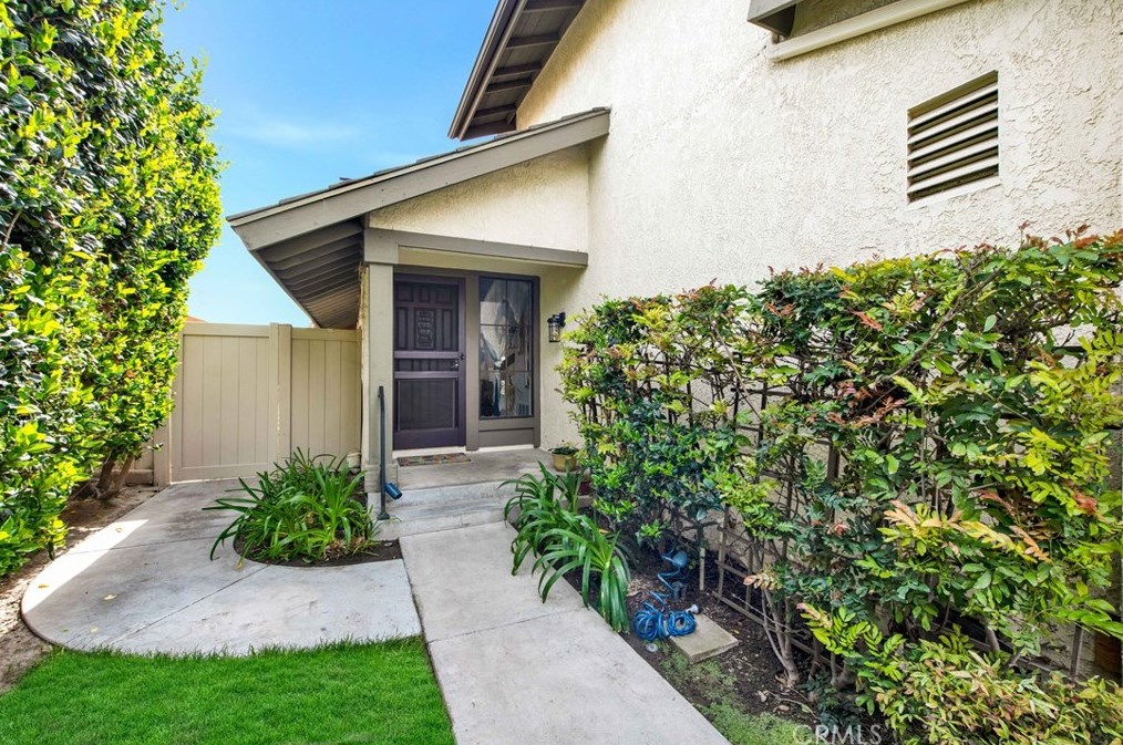 18124 Old Trail Ln, Santa Ana, CA 92708-6859