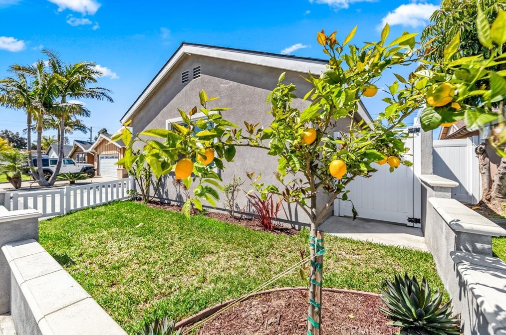 17401 Waal Cir, Huntington Beach, CA 92647