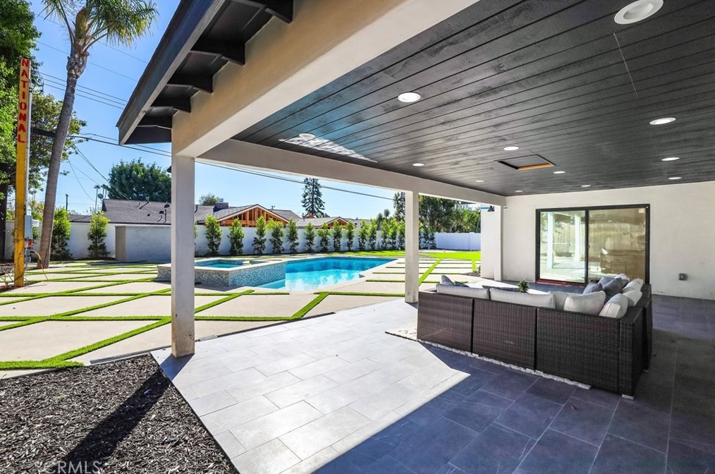 11872 Gladstone Dr, Santa Ana CA  92705-2938 exterior