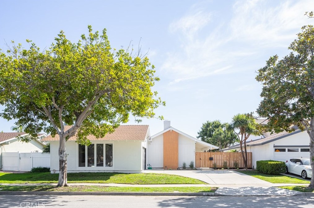 1071 Santa Rosa Ave, Costa Mesa, CA 92626