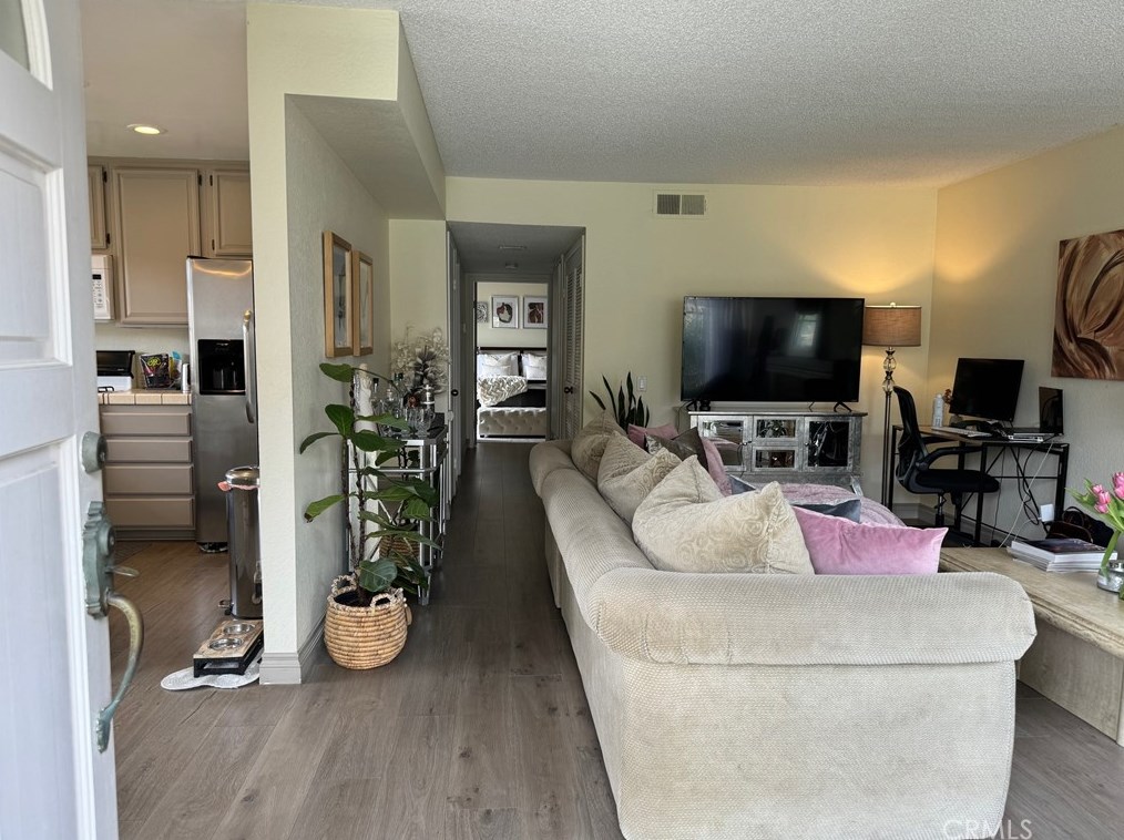 125 Oxford, Irvine CA  92612-2666 exterior