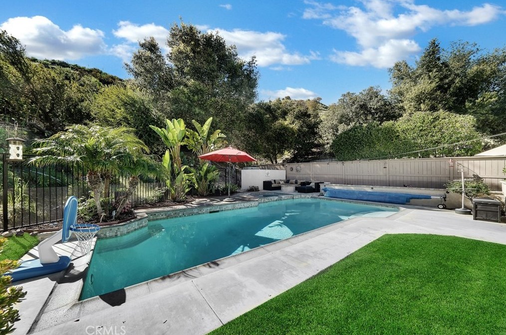 11 Sundown Dr, Trabuco Canyon CA  92679-5300 exterior