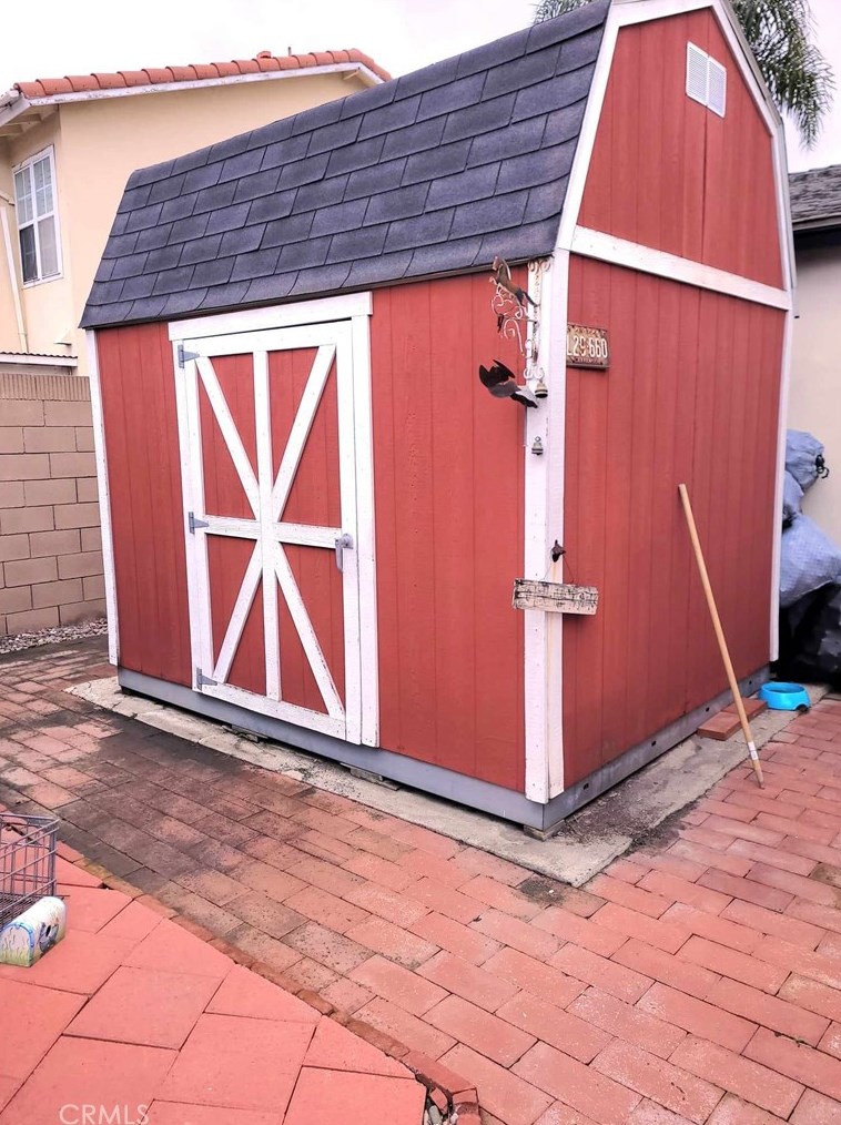 19451 Mclaren Ln, Huntington Beach CA  92646-2757 exterior